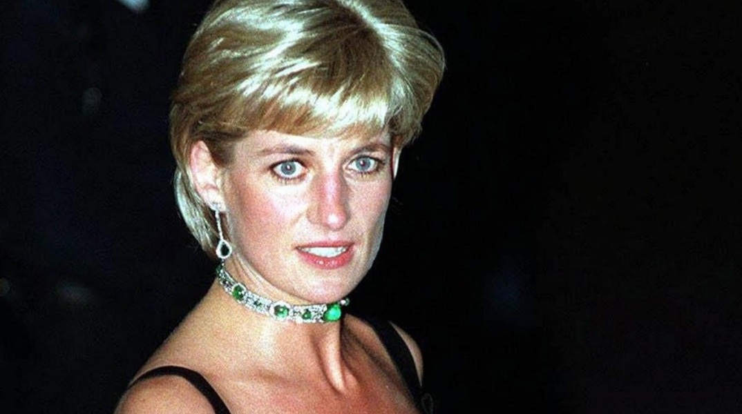 Πριγκίπισσα Νταϊάνα: Σε δημοπρασία φόρεμά της από τον οίκο Sotheby's - Η ασπρόμαυρη στράπλες τουαλέτα Murray Arbeid φορέθηκε δύο φορές το 1985.