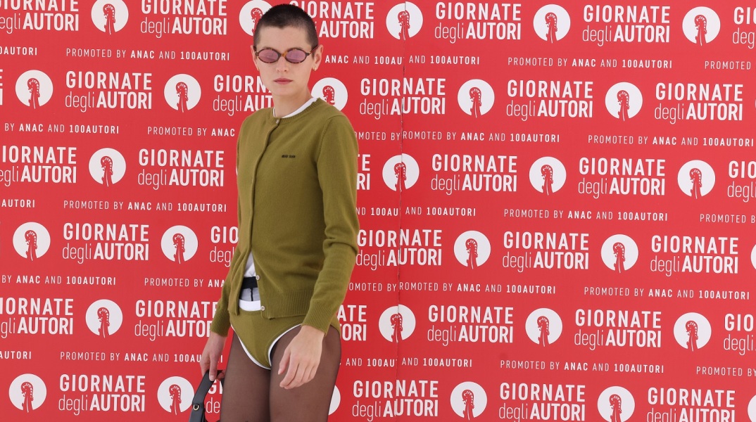 Έμα Κόριν: Η απελευθερωτική εμφάνιση στο κόκκινο χαλί του Φεστιβάλ Βενετίας - Η non-binary σταρ του «The Crown» ποζάρει φορώντας εσώρουχο.  