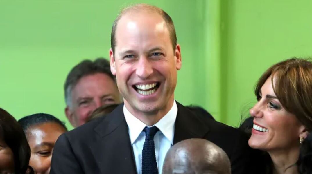 «Ποιος τσιμπάει τον πισινό μου;» - To viral αστείο του πρίγκιπα Ουίλιαμ σε επίσημη φωτογράφιση