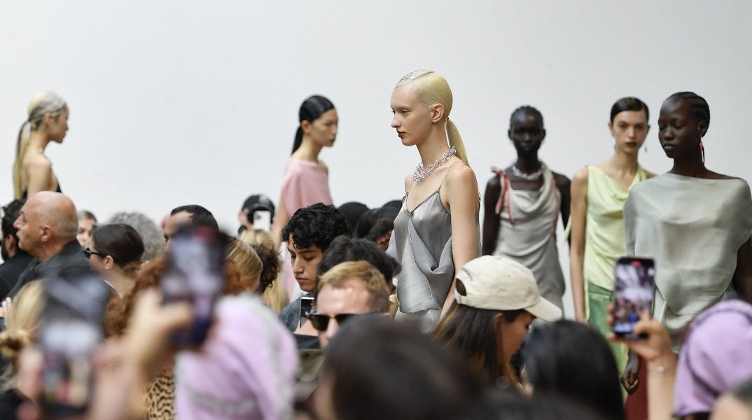 Μοντέλα στην πασαρέλα κατά τη διάρκεια της επίδειξης μόδας Kiko Kostadinov Ready to Wear Άνοιξη/Καλοκαίρι 2024 στην Εβδομάδα Μόδας του Παρισιού 