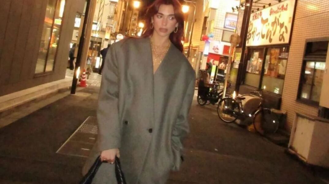 Η Dua Lipa ποζάρει με «no pants» στυλ στο Τόκιο