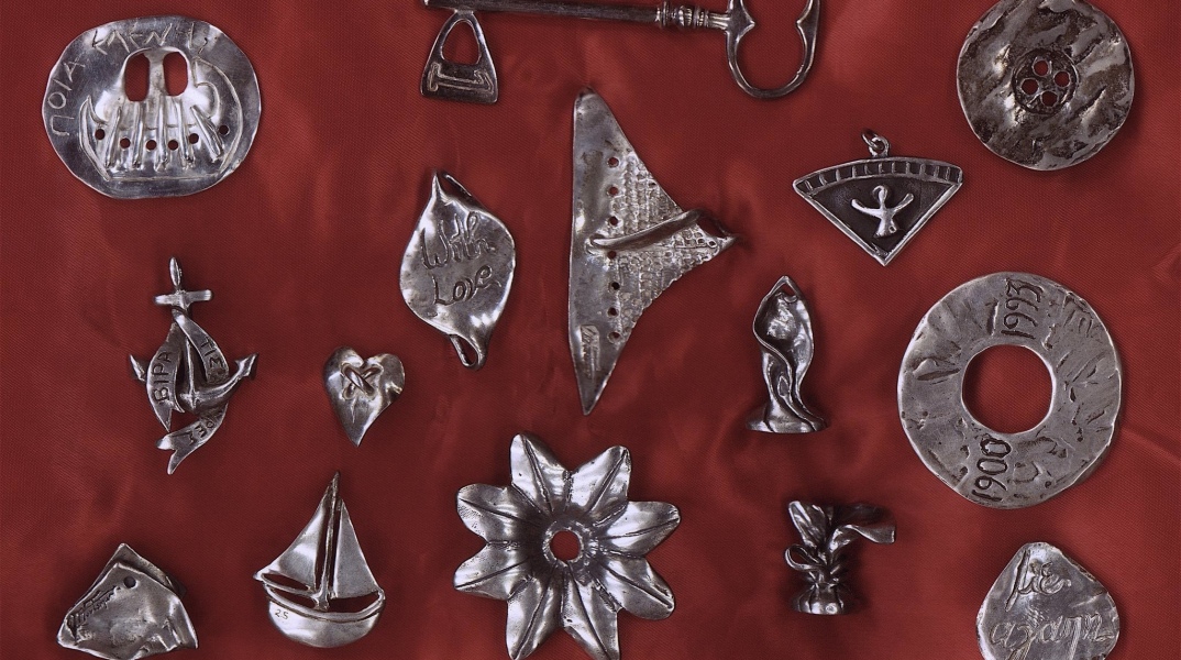 Τα γούρια του Μάριου Βουτσινά και τα κοσμήματα που κατασκευάζει εμπνευσμένα από μοτίβα κοστουμιών του Εθνικού Θεάτρου.  
