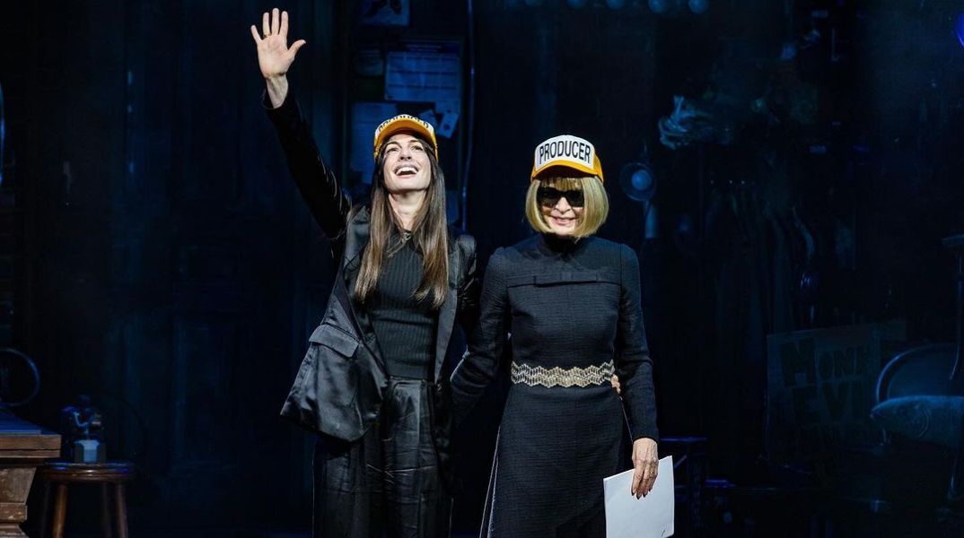 Άννα Γουίντουρ και Αν Χάθαγουεϊ: «Ο διάβολος φοράει Prada» στη σκηνή του Μπρόντγουεϊ - Η θεατρική συνάντηση που συγκίνησε το κοινό.