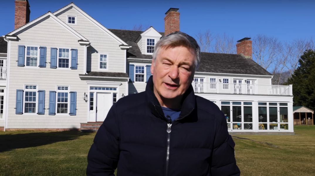 Άλεκ Μπάλντουιν: Προς πώληση για τέταρτη φορά το πολυτελές σπίτι του στα Χάμπτονς - Ξενάγηση μέσω βίντεο στο κτήμα των 10 στρεμμάτων.