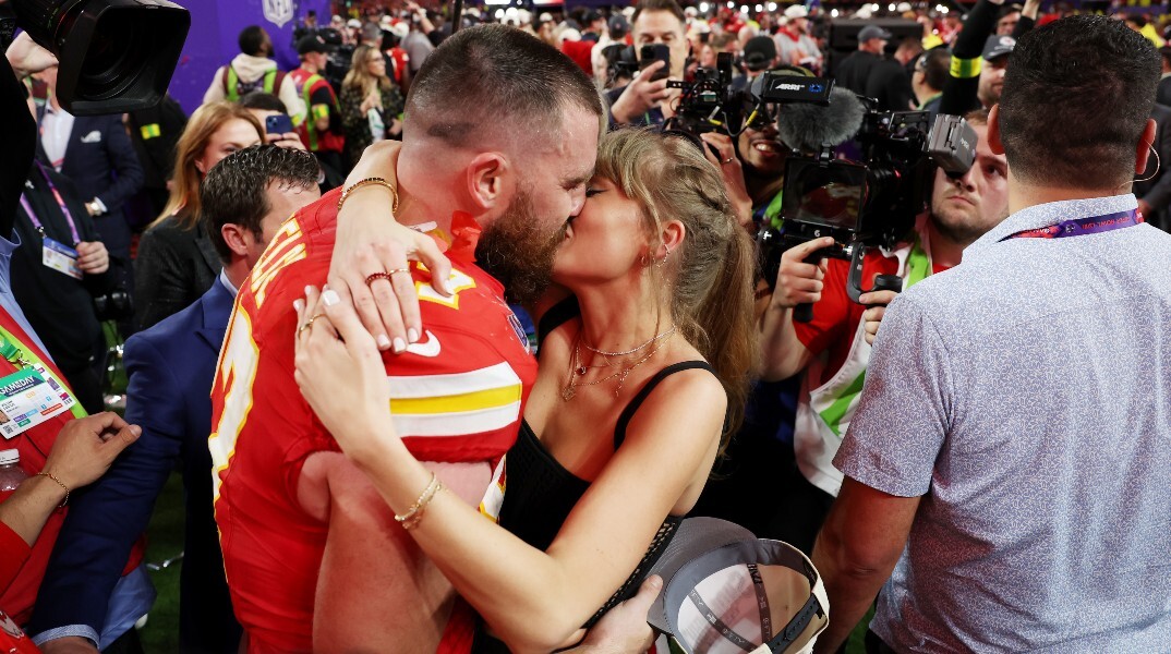Το φιλί και η αγκαλιά της Τέιλορ Σουίφτ στον Τράβις Κέλσι μετά το Super Bowl