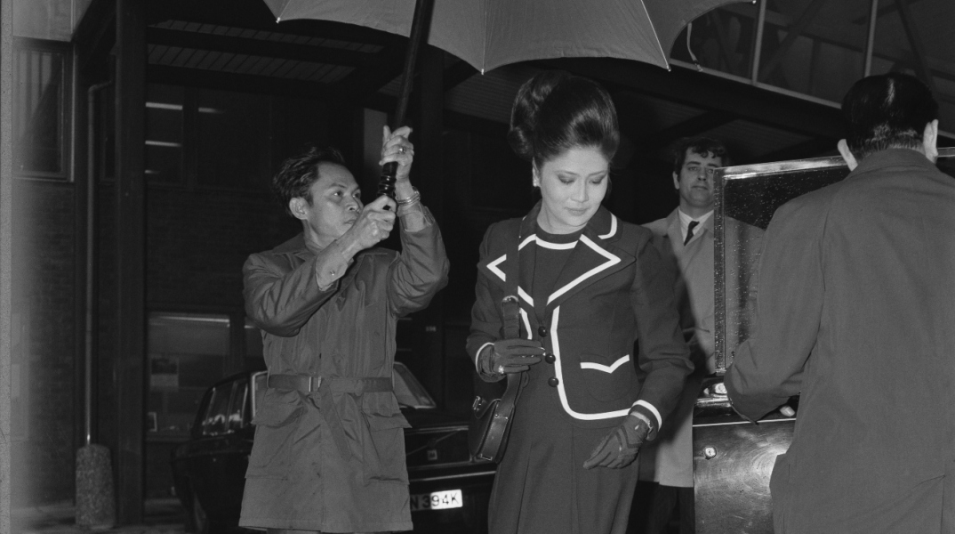 H Ιμέλντα Μάρκος την εποχή της νιότης της, στο αεροδρόμιο του Hearhrow στο Λονδίνο, Φεβρουάριος 1973 © Photo by Evening Standard/Hulton Archive/Getty Images