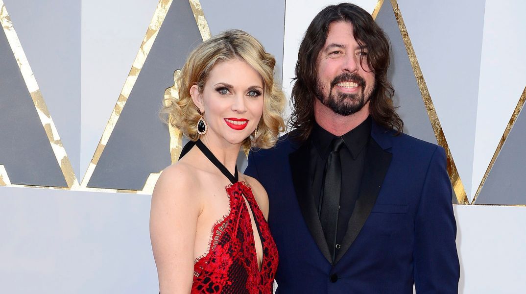 Ντέιβ Γκρολ: Ο frontman των Foo Fighters δηλώνει ότι απέκτησε παιδί εκτός γάμου - Ζητά τη συγχώρεση της οικογένειάς του.