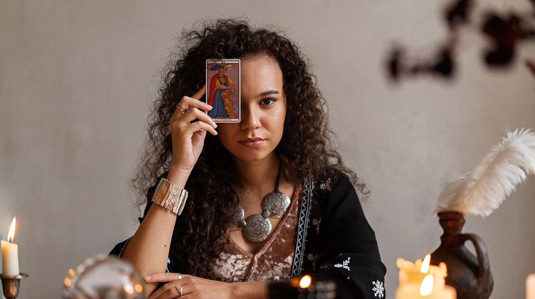 Μπορούν τα tarot του Tik Tok να θεραπεύσουν την πληγωμένη σου καρδιά;