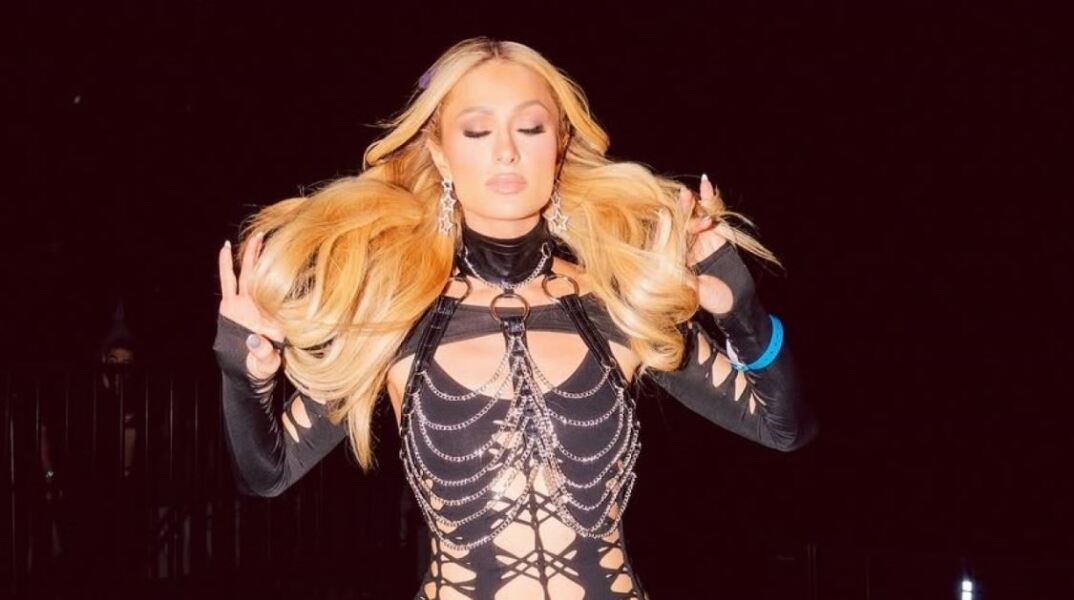 Πάρις Χίλτον: Η αποκαλυπτική εμφάνισή της στην Coachella 2025  