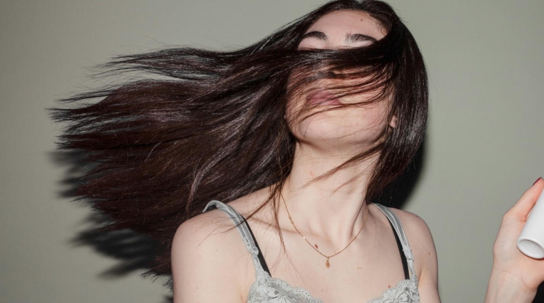 κοπέλα με λαμπερά κάστανα μαλλιά 