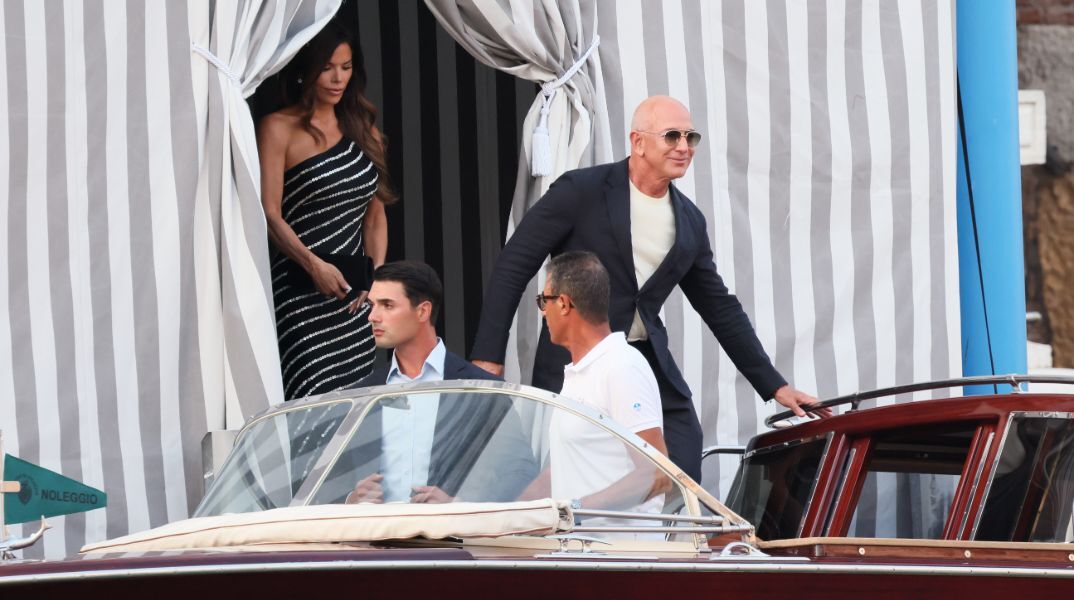 Γάμος μετ' εμποδίων για Μπέζος και Σάντσεζ: Οι καλεσμένοι έφυγαν τρέχοντας από το λαμπερό πάρτι τους λόγω καταιγίδας