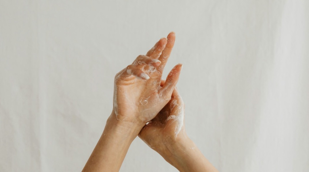 Tips για να προστατέψεις το μανικιούρ σου από θάλασσα, ήλιο και άμμο