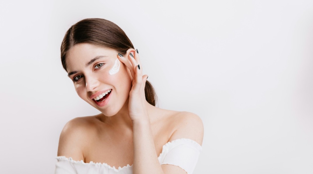 κοπέλα που βάζει ενυδατική