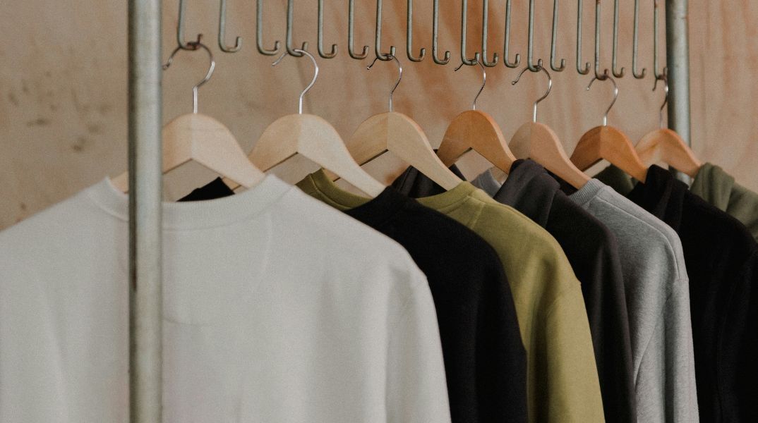 Θεσσαλονίκη: Κατασχέθηκαν 4.202 απομιμητικά ρούχα με πλαστά σήματα - Συνελήφθησαν δύο άτομα, πρόστιμο 30.000 ευρώ.