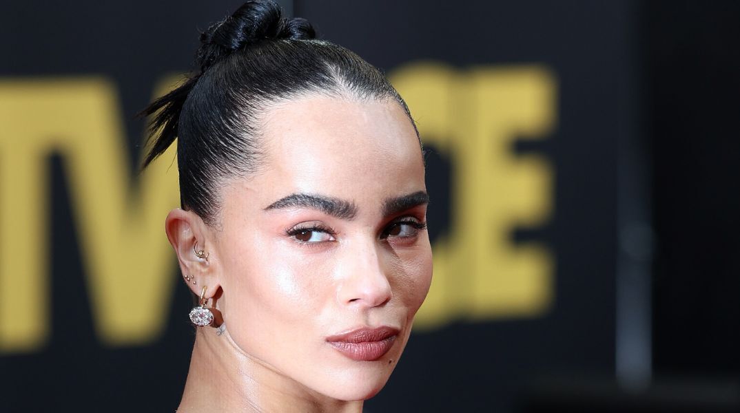 Η Ζόι Κράβιτς χαρακτήρισε το Friends «γεμάτο ομοφοβικά αστεία», ενισχύοντας την κριτική για τη στάση της σειράς απέναντι στη ΛΟΑΤΚΙ+ κοινότητα