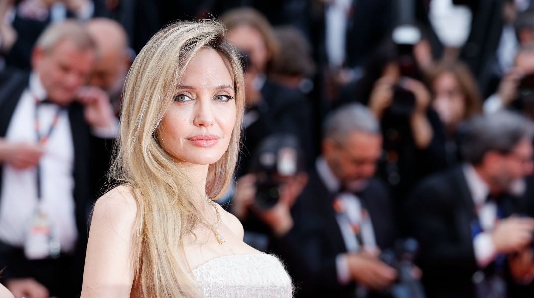 Εντυπωσιακή αλλαγή για την Αντζελίνα Τζολί: Εμφανίστηκε με ξανθό καρέ στο Λονδίνο