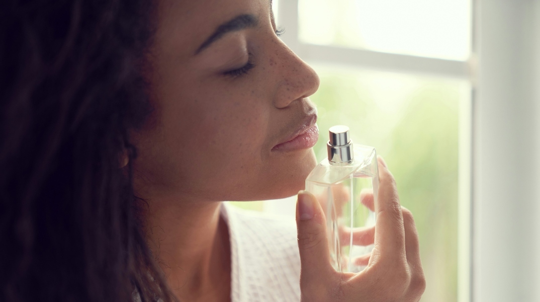 Γυναίκα βάζει άρωμα