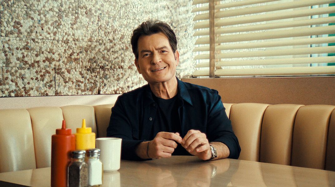 Ο Τσάρλι Σιν εξομολογείται τον εθισμό του στο σεξ και τα ναρκωτικά, αποκαλύπτοντας εκβιασμούς, διάγνωση HIV και 53.000 δολάρια σε σεξεργάτριες. 