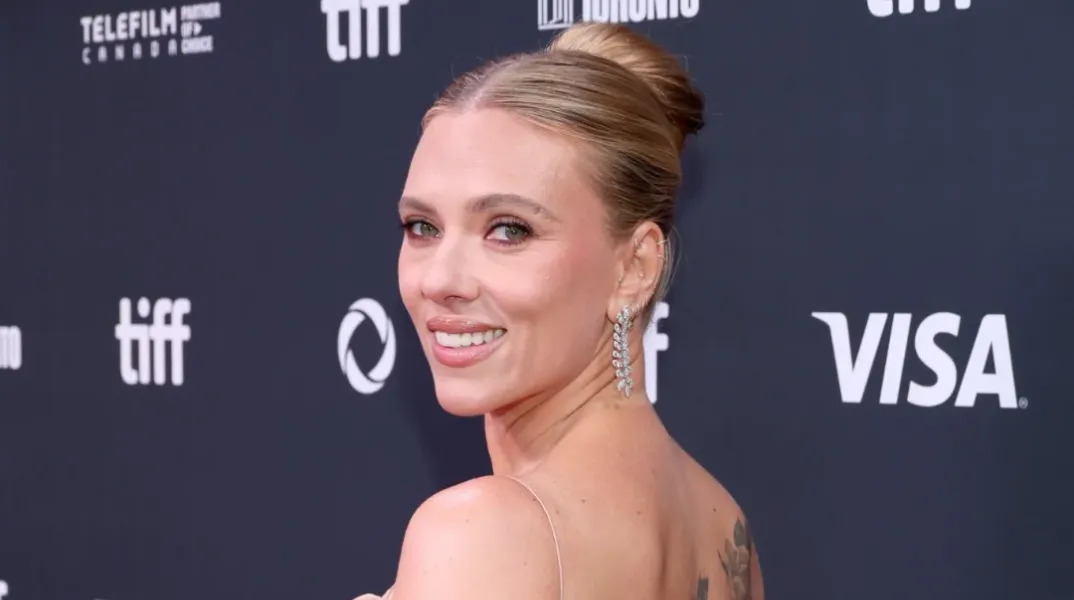 Η λαμπερή εμφάνιση της Σκάρλετ Γιόχανσον στην πρεμιέρα του σκηνοθετικού της ντεμπούτου