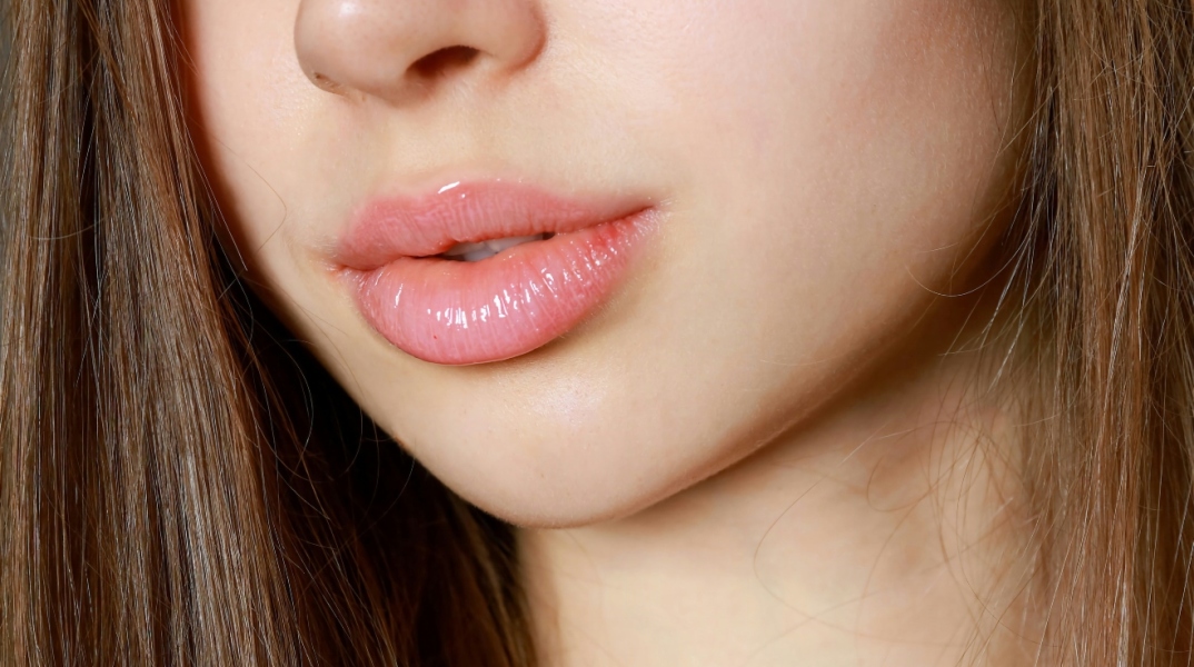 Lip oils: Η νέα τάση στα καλλυντικά και οι κίνδυνοι που επισημαίνουν οι γιατροί