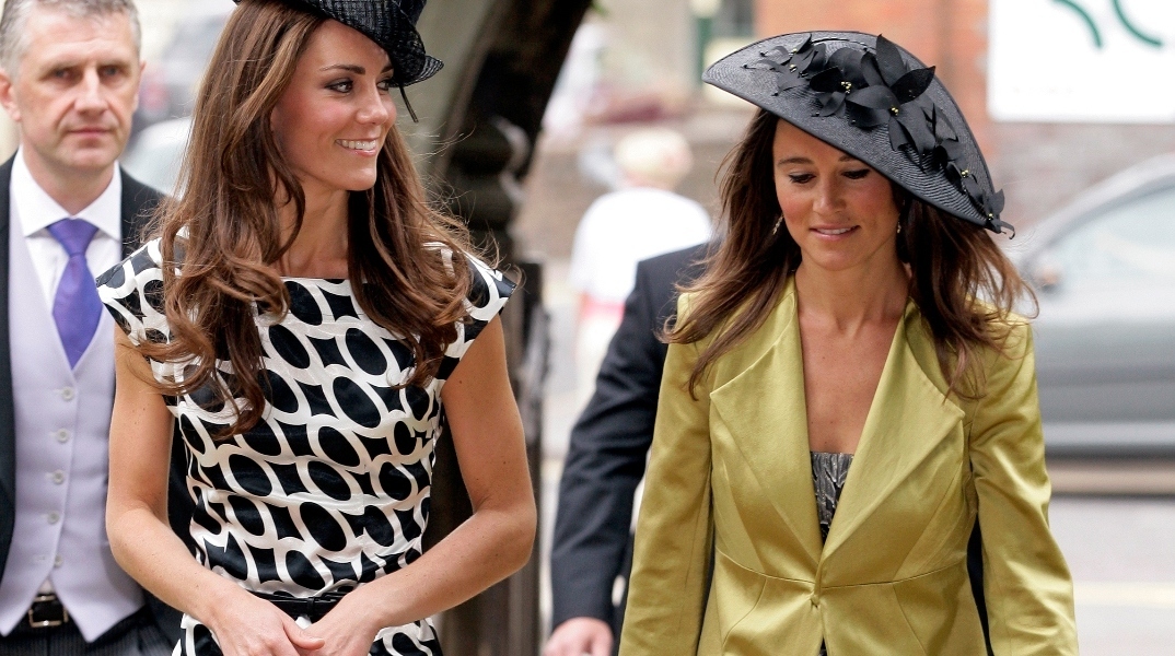 Η Πίπα Μάθιους και η Κέιτ Μίντλετον, σταθερά μαζί ως δεμένες αδελφές, εδώ το μακρινό 2011  στον γάμο του Σαμ Γουόλεϊ-Κοέν και της Ανναμπελ Μπάλλιν στην εκκλησία St. Michael and All Angels στο Λάμπορν της Αγγλίας.  