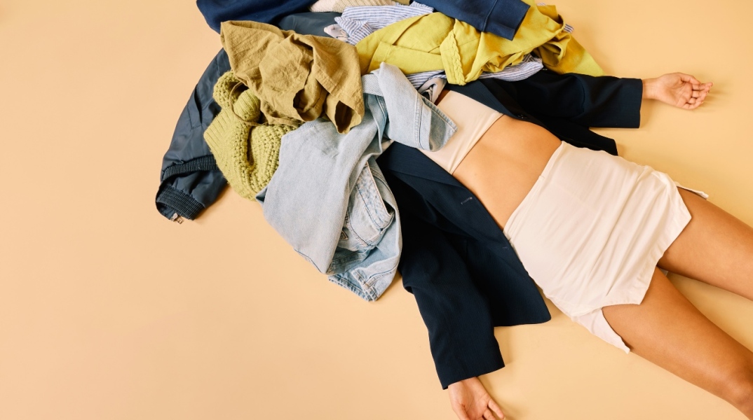 κοπέλα κάτω από πολλά ρούχα 