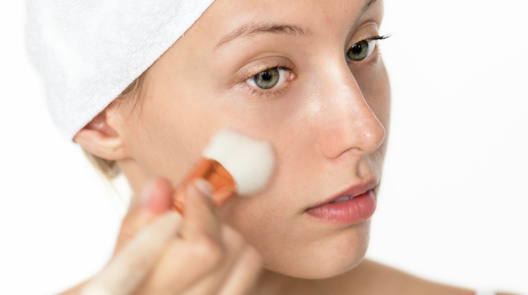 κοπέλα που φοράει foundation