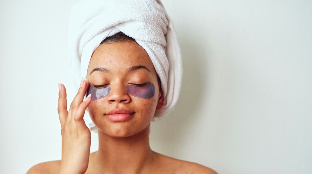 κοπέλα που βάζει μάσκα ματιών 