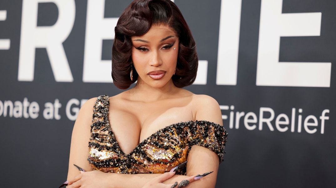 Η ράπερ Cardi B έδωσε αποστομωτική απάντηση σε θαυμαστή που τη ρώτησε γιατί «μένει συνέχεια έγκυος», προκαλώντας viral αντιδράσεις.