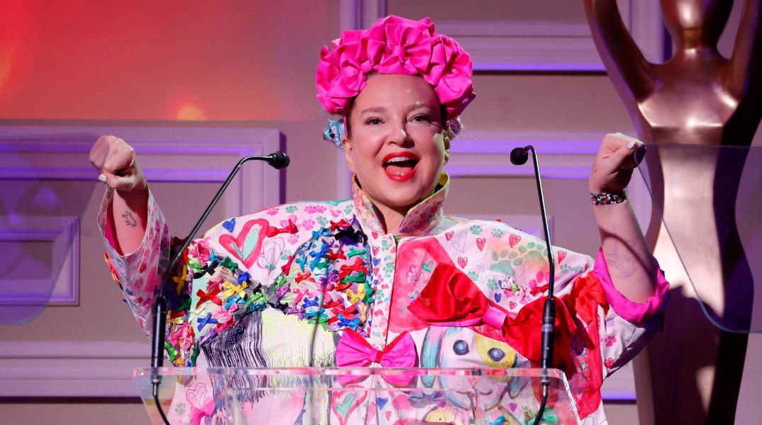 Ο Ντάνιελ Μπέρναρντ ζητά $250.000 το μήνα διατροφή από τη Sia, επικαλούμενος τον πολυτελή τρόπο ζωής και την οικονομική εξάρτησή του από την τραγουδίστρια