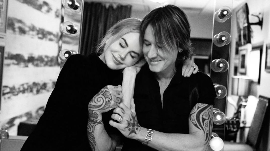 Ο Κιθ Έρμπαν αντιδρά χιουμοριστικά σε θαυμάστρια που ονομάζεται «Νικόλ», λίγο μετά το διαζύγιό του με την Νικόλ Κίντμαν.