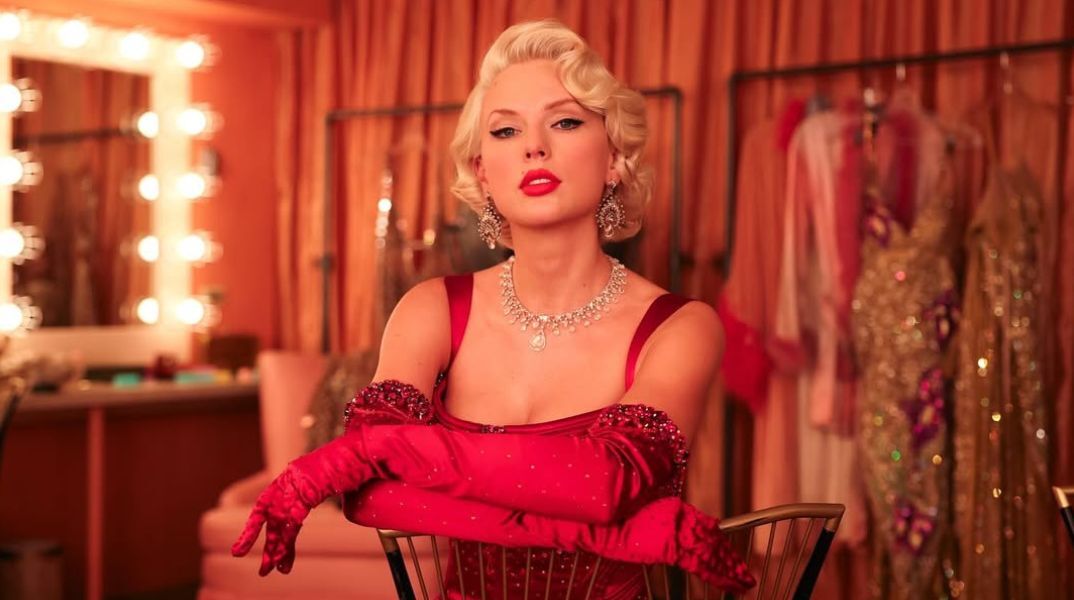 Ο Κρίστοφερ Ουάιλντινγκ, γιος της Ελίζαμπεθ Τέιλορ σχολιάζει το τραγούδι της Τέιλορ Σουίφτ που φέρει το όνομα της μητέρας του, λέγοντας πως οι δύο γυναίκες μοιάζουν πολύ.