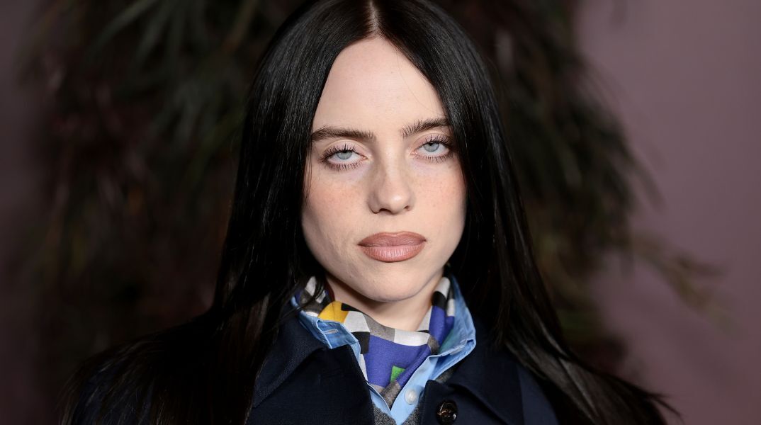 Η Μπίλι Άιλις δώρισε 11,5 εκατ. δολάρια και προέτρεψε τους δισεκατομμυριούχους να βοηθήσουν όσους πλήττονται από φτώχεια και κρίσεις.