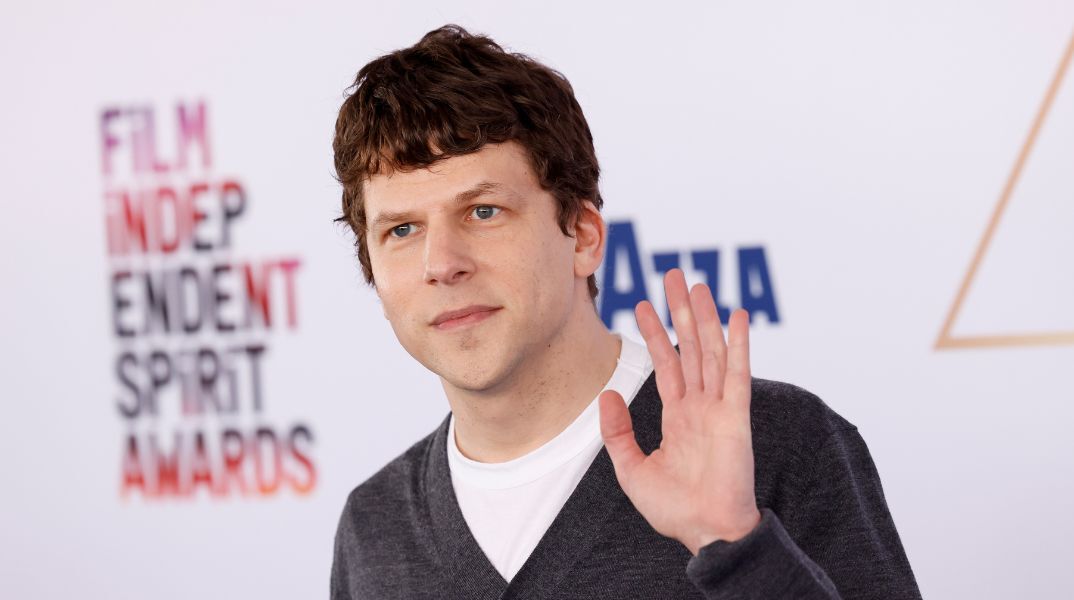 Ο Τζέσι Άιζενμπεργκ ανακοίνωσε ότι θα δωρίσει το νεφρό του σε άγνωστο άτομο - Ο σταρ του Social Network ανακοίνωσε ότι σε έξι εβδομάδες θα υποβληθεί σε επέμβαση