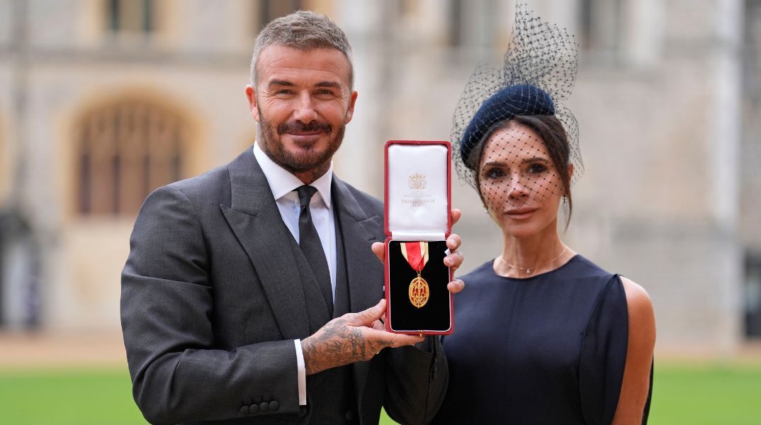 Ο Ντέιβιντ Μπέκαμ έλαβε τον τίτλο του ιππότη από τον βασιλιά Κάρολο - Αποκάλυψε ότι το κοστούμι του ήταν εμπνευσμένο από το στιλ του μονάρχη.