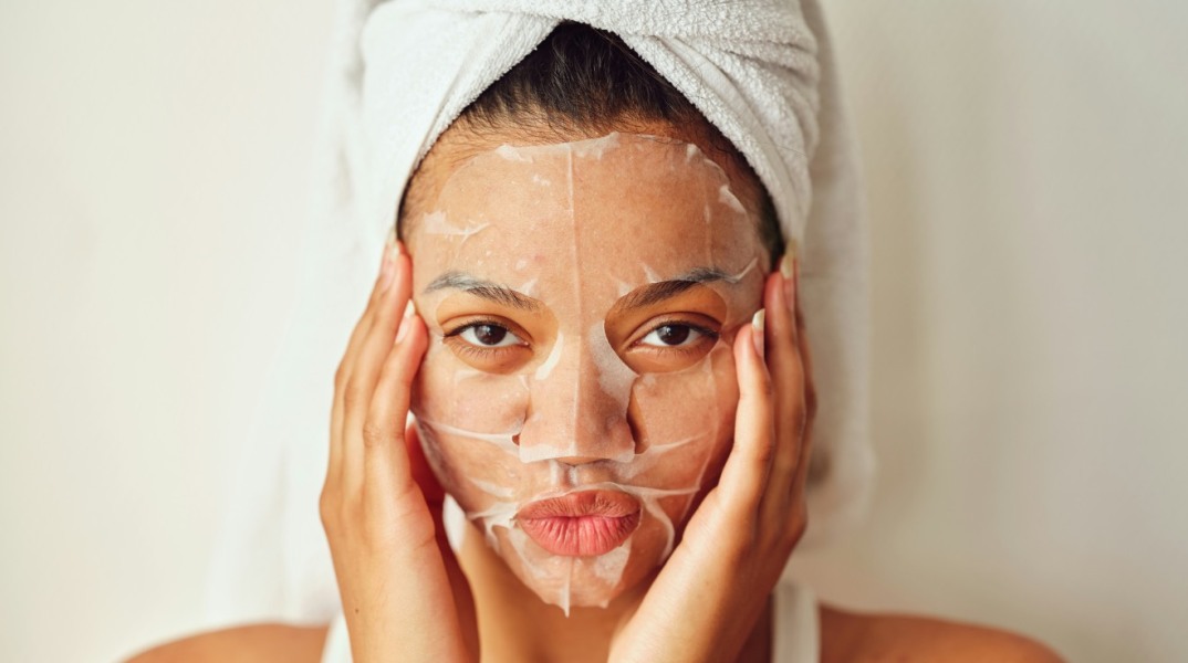 κοπέλα με μάσκα ομορφιάς