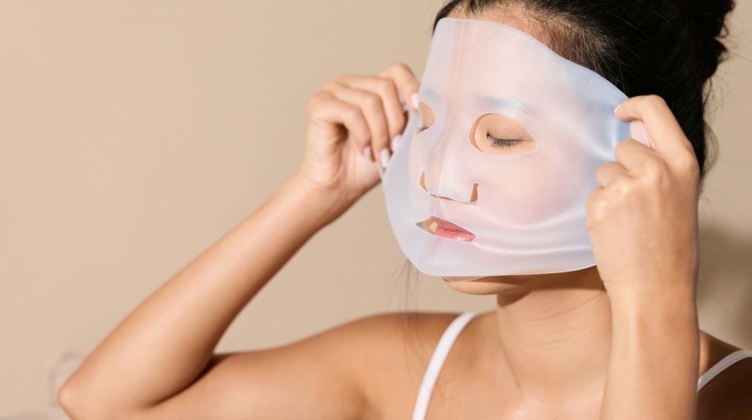 κοπέλα που βάζει μάσκα