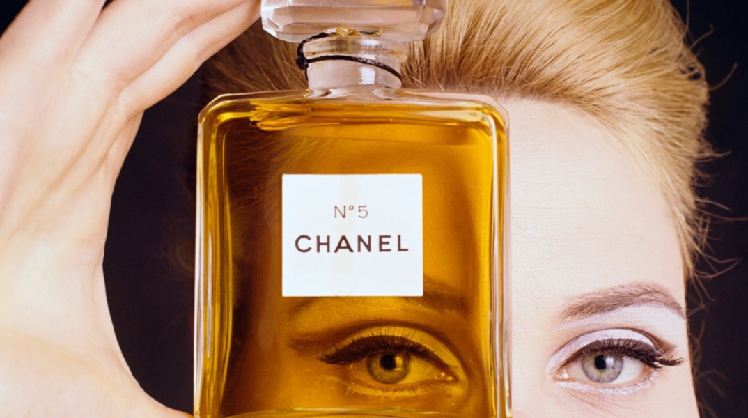 κοπέλα με άρωμα chanel no5