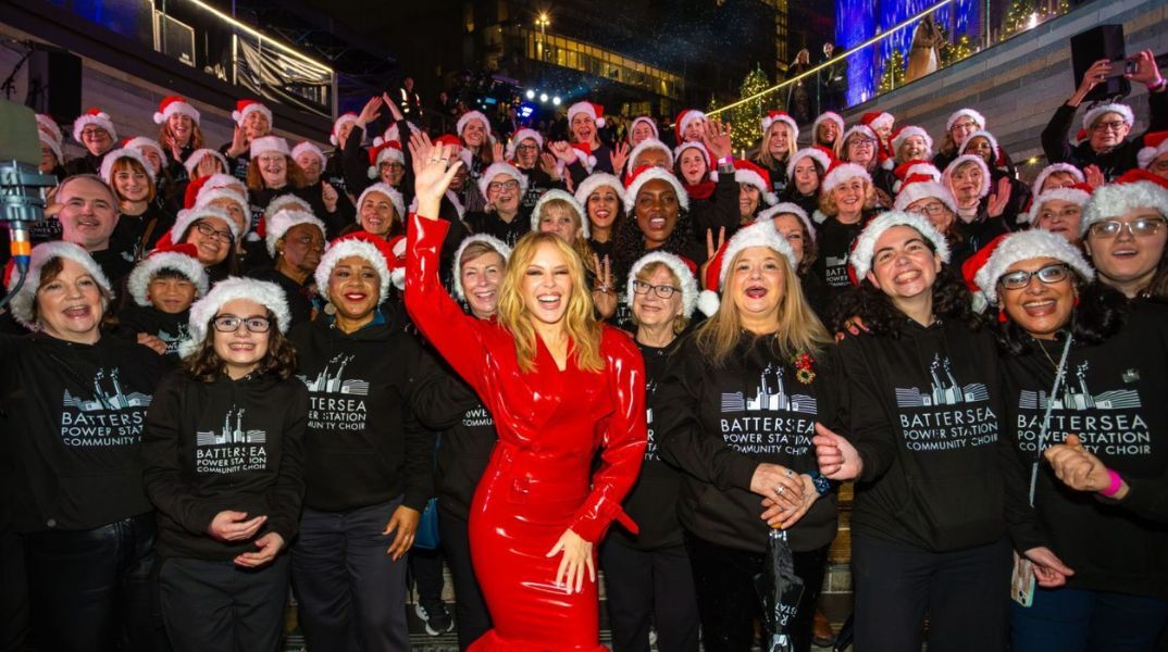 Η Κάιλι Μινόγκ έκανε έκπληξη στο Battersea Power Station του Λονδίνου - Άναψε τα χριστουγεννιάτικα φώτα και παρουσίασε νέο της single από το «Kylie Christmas»