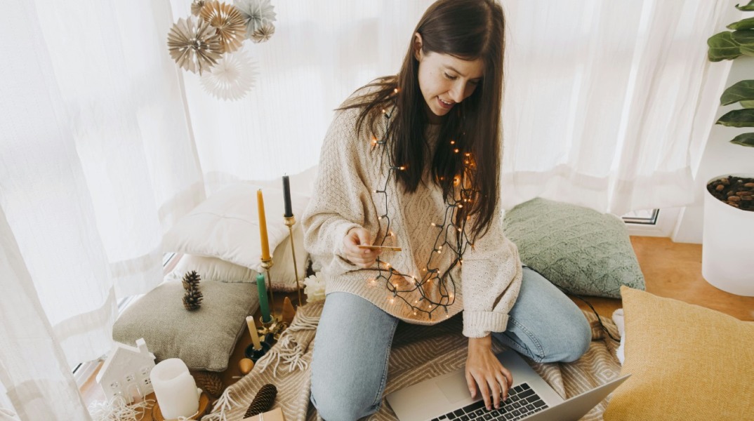 κοπέλα με φωτάκια 