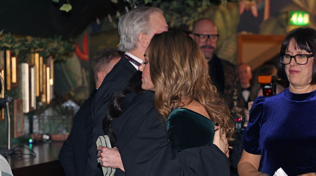 Η Κέιτ Μίντλετον έσπασε το πρωτόκολλο: Η τρυφερή αγκαλιά με την Jessie J μετά τη μάχη τους με τον καρκίνο 