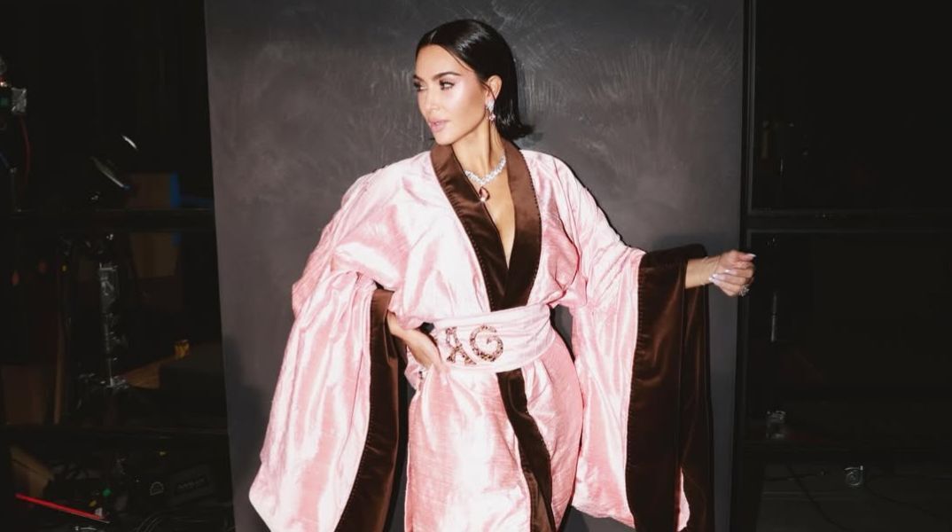 Η Κιμ Καρντάσιαν φορά κιμονό στη σειρά All’s Fair, έξι χρόνια μετά τον σάλο για το brand «Kimono» - Το κοινό σχολιάζει πως τώρα η χρήση είναι «κατάλληλη».