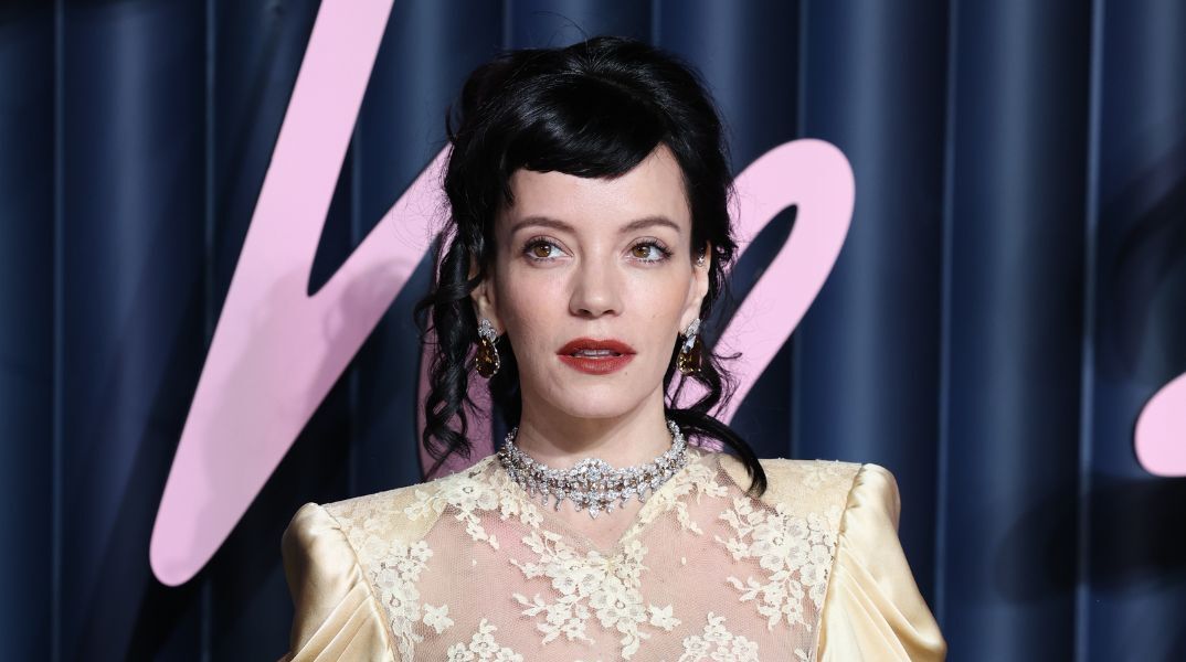 Λίλι Άλεν: Η τραγουδίστρια κυκλοφορεί USB σε σχήμα «παιχνιδιού» ως αναφορά στους στίχους του νέου της άλμπουμ West End Girl - Οι αντιδράσεις των θαυμαστών