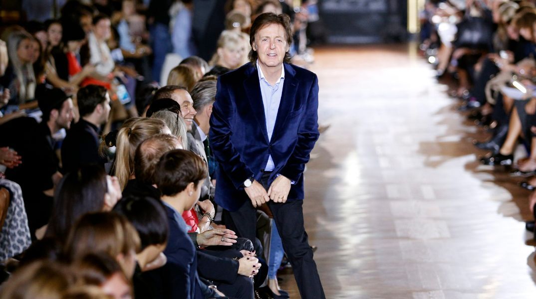 Ο Πολ ΜακΚάρτνεϊ και Βρετανοί βουλευτές καλούν την ΕΕ να μην απαγορεύσει όρους «μπέργκερ» και «λουκάνικο» για φυτικά προϊόντα, τονίζοντας το κλιματικό όφελος.