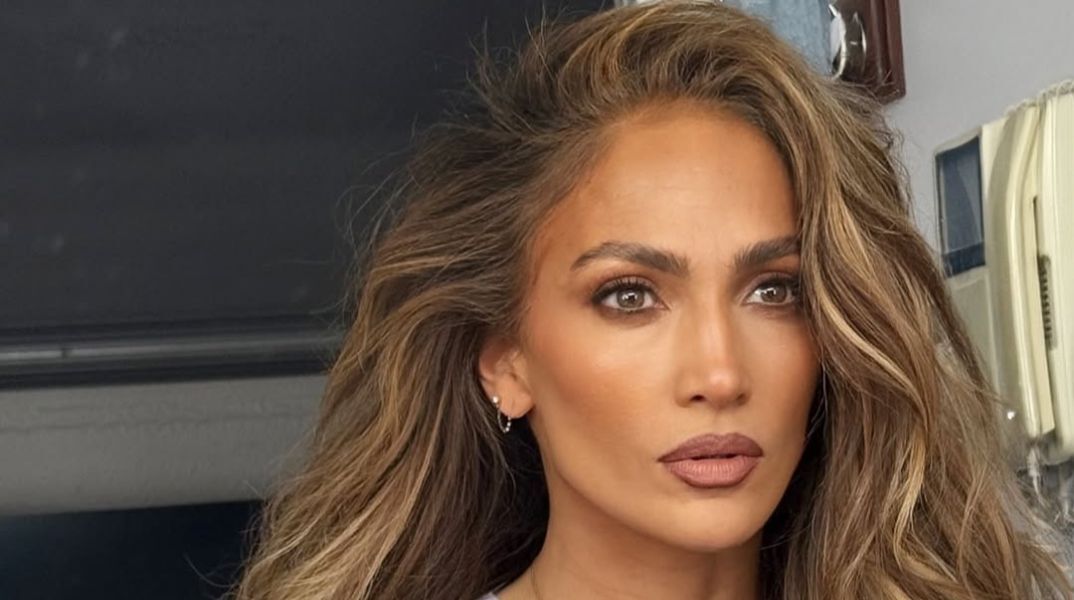 Η Τζένιφερ Λόπεζ στόλισε για τα Χριστούγεννα - και αποκάλυψε κατά λάθος πού μένει σήμερα