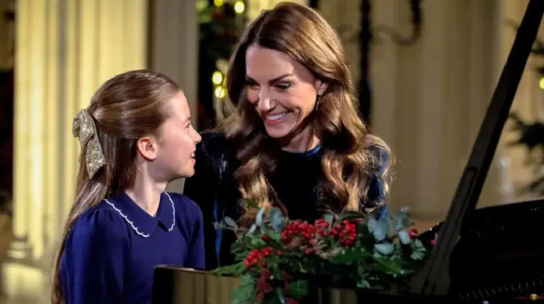 Τρυφερή στιγμή: Κέιτ Μίντλετον και πριγκίπισσα Σάρλοτ έπαιξαν μαζί πιάνο σε χριστουγεννιάτικη εκδήλωση