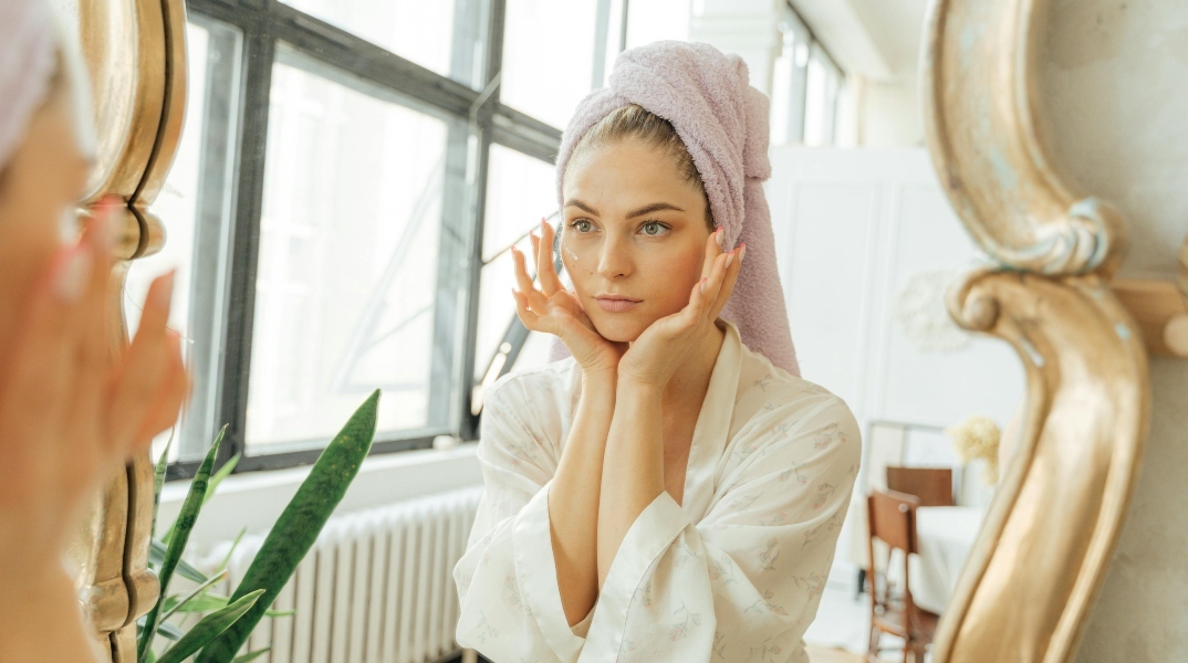 Γυναίκα βάζει σέρουμ