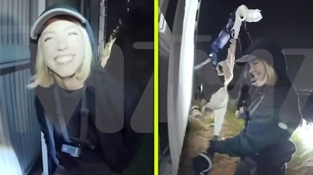 H Σίντνεϊ Σουίνι την ώρα που κρεμάει το σουτιέν στην πινακίδα