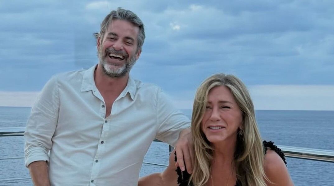 Το φιλί στο στόμα της Τζένιφερ Άνιστον με τον σύντροφό της για τα 57α γενέθλιά της