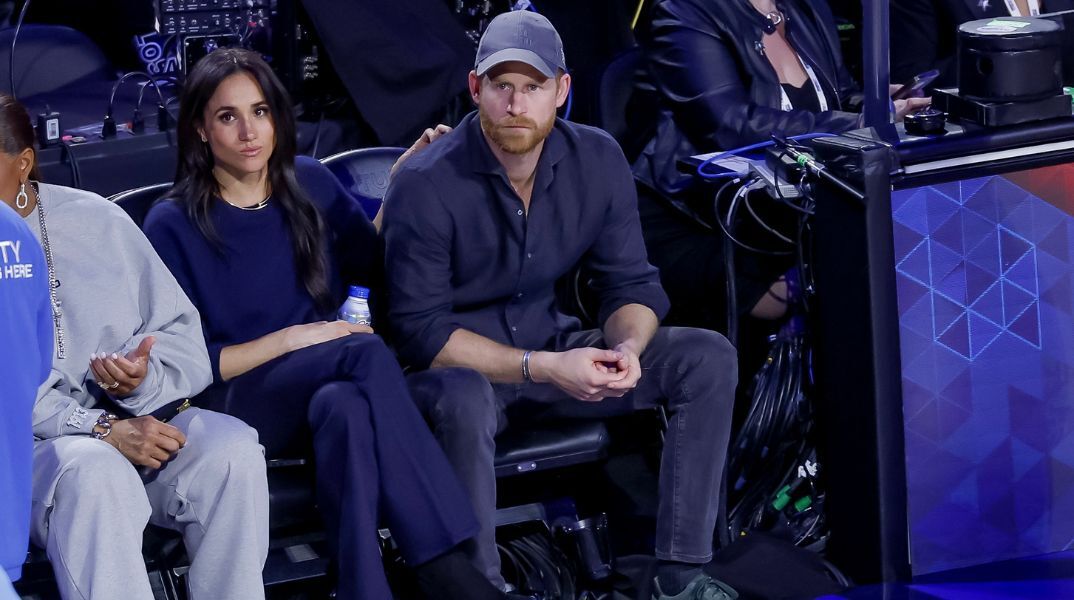 Ο πρίγκιπας Χάρι και η Μέγκαν Μαρκλ έκλεψαν την παράσταση στο NBA All-Star Game, σε μια εμφάνιση γεμάτη λάμψη δίπλα σε πλήθος διασήμων στο Λος Άντζελες.